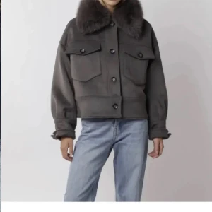 Meotine jacka  - Säljer min populära jacka ifrån meotine. Inga slitningar eller så, bra skick. Köp direkt för 2500kr. Nypris:3800kr. Strl Xs, sitter som en S/M. 