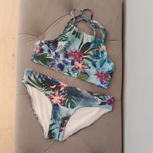 Tropisk bikini146/152 - Bikini i läckra färger 146/152. Fint skick