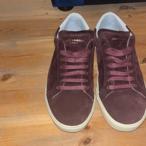 Ysl skor - Ett par vinröda ysl skor som i princip är helt oanvända, tyvär inget og endast skorna nedkommer därav priset. Storlek 41