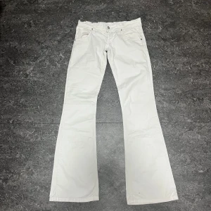 Boosley jeans  - Hej! Säljer mina Boosley vita jeans. Dom är lågmidjade och är fortfarande fräscha. Finns inga defekter. Det är storlek ungefär 25/26. Säljer dom för 500kr, priset kan diskuteras. 