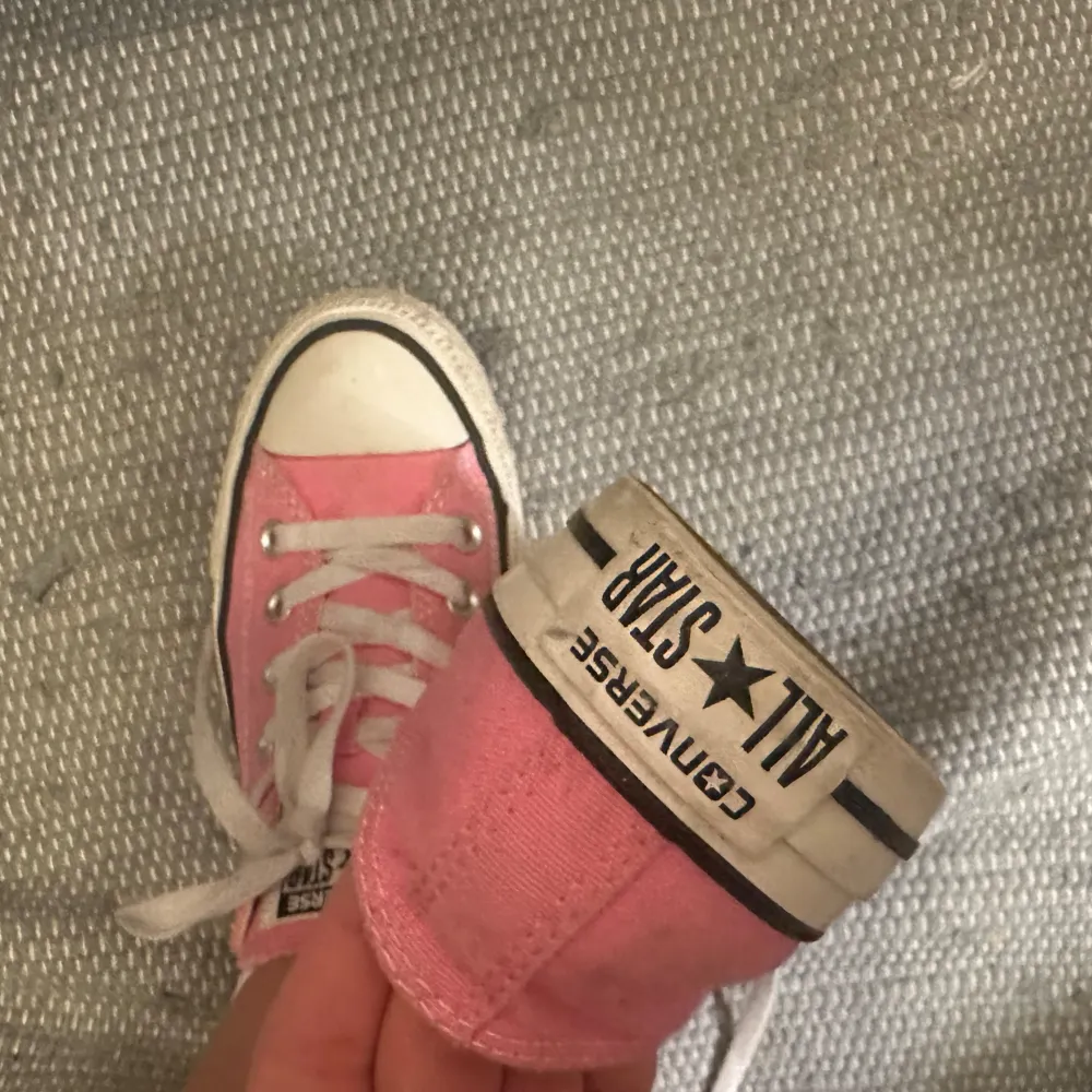 säljer mina rosa converse i storlek 37 för dom ej kommer till användning. tvättas innan jag skickar. skriv för mer information eller bilder🩷. Skor.