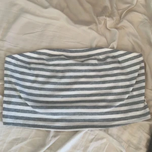 Tvåpack toppar - Två randiga tubtoppar, en grå och en svart. Använda fåtaliga gånger men gott skick!