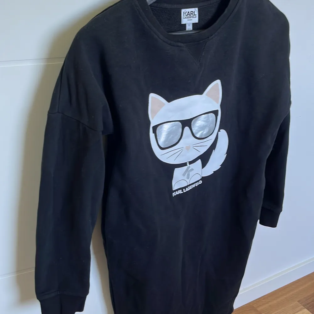 Jättefin lång tjocktröja från Karl Lagerfeld med katt tryck på, bra skick och storlek 150cm kids/12. Nypris runt 1000kr! 💕priset kan diskuteras!. Hoodies.