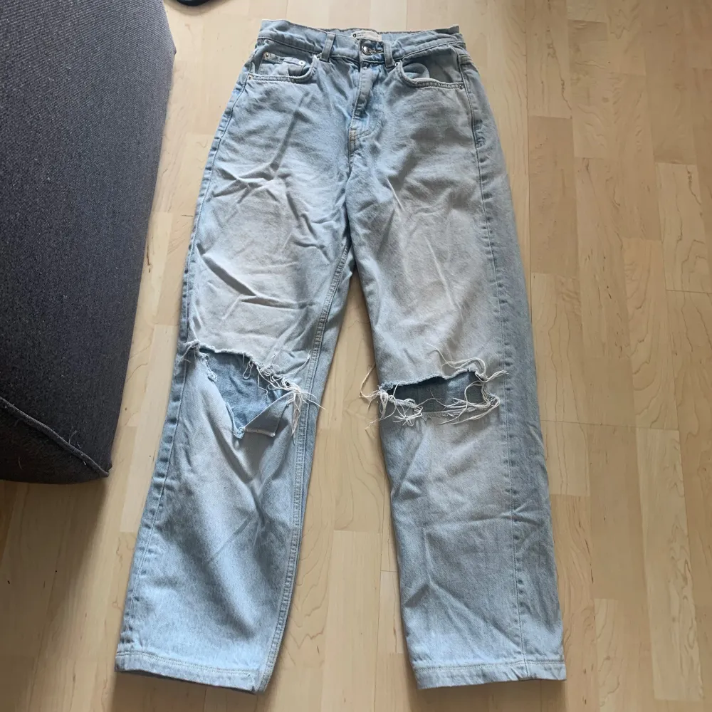 Baggy håliga jeans. Midwaisted. Normala i storleken.. Jeans & Byxor.