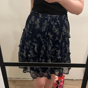 Kjol från vero moda - Oanvänd kjol från Vero Moda. Kjolen har prislappen kvar och är blå