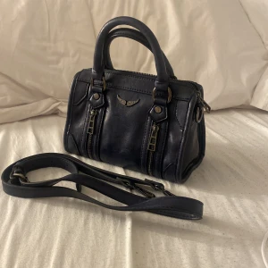 Zadig liknande väska - säljer nu denna zadig liknande väskan!! Den är inte riktig men man ser ingen skillnad 💘💘 