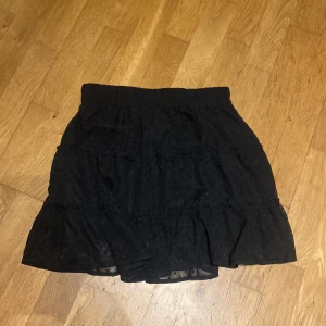 Svart kjol  - Andvänd några gånger men i bra skick 