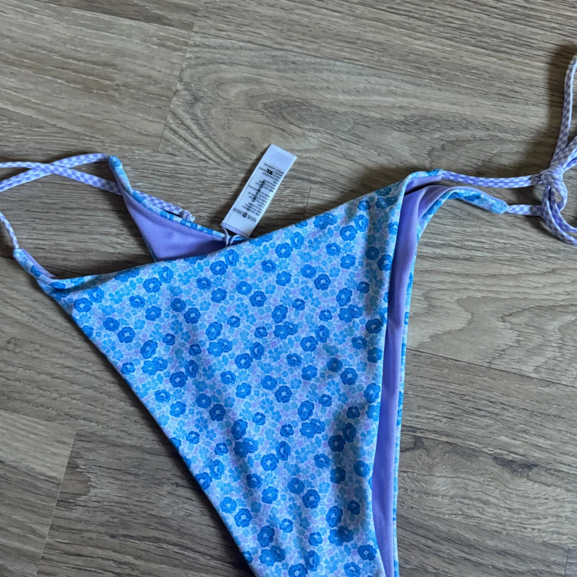 Blommig bikiniunderdel - 90