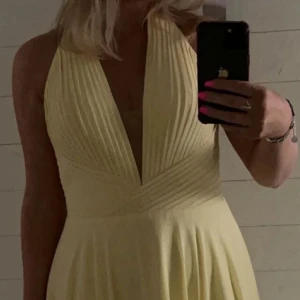 Gul klänning - Gul balklänning från mascara 💛 originalpris. 2700kr otroligt fin färg ,köpt på plick men i otroligt bra skick! storlek 42 men väldigt liten så passar för 36/38. 