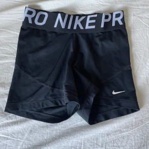 Nike PRO - Säljer 2st Nike PRO. Köp ett par för 75 eller 2 för 130. Fast pris! Säljs då jag tyvärr slutat på gymnastik och de ej kommer till användning längre ✨nypris är mellan 349-379kr/st