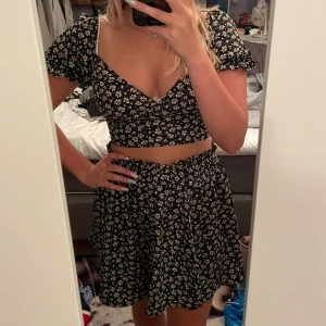 Sött set - Säljer detta fina set då det inte kommer till användning längre. Den är endast använd ett fåtal gånger så det är i bra skick. Köparen står för frakten💞