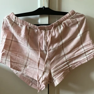 Pyjamas shorts - Ett par fina pyjamas shorts som tyvärr har blivit för små för mig💗 Priset beror på ”räfflorna” som har blivit när man har på sig de men de syns inte när de är på! Priset går att diskutera vid snabb affär!