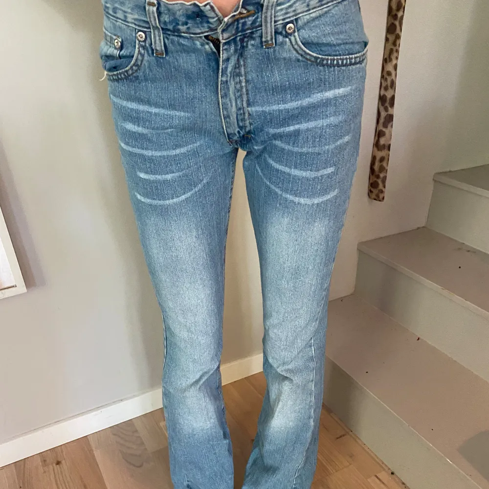 Snygga jeans, knappen finns ej så går ej att stänga men bälte funkar. . Jeans & Byxor.