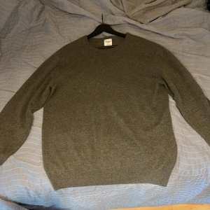 Oliv grön cashmere tröja  - Cashmere tröja från John Henric väldigt bra skick i storlek xl 
