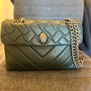 Kurt Geiger Väska - Säljer min gröna kurt geiger väska som är i väldigt bra skick! Skriv för fler bilder eller frågor 😇