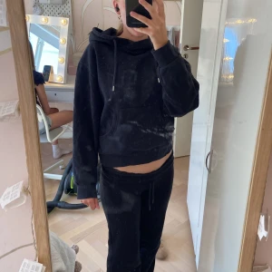 Lindex hoodie s - SKITSNYGG svart lindex hoodie i jättebra skick, använd ett par gånger. Lite kort i magen. 
