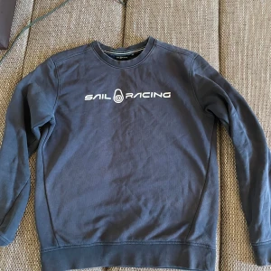 Sail Racing Tröja - Säljer denna varma och sköna tröja från Sail Racing tröja namn ”Bowman Sweater” nypris 1100kr mitt pris 299kr!☺️  Fraktmetod som ”liten” så frakten blir så lite som möjligt!☺️