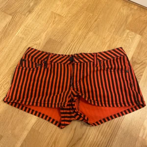 Randiga shorts - Lågmidajde coola randiga shorts från New yorker💗mkt bra skick, storlek M