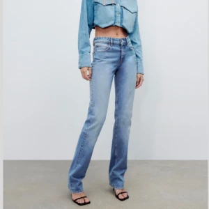Lågmidjade zara jeans - Lågmidjade/midwaist straight leg zara jeans i storlek 34💞 Nypris 359kr