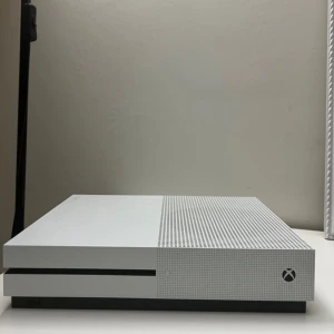 Xbox one s - Den är i bra skicka den kommer med FIFA 24, jag säljer den då att jag har slutat spela