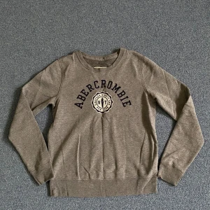 Mörkgrå tröja - Snygg mörkgrå tröja 