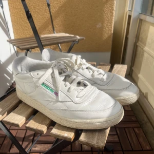 Reebok Club C85 - Snygga sneakers i bra skick! Fraktar eller möts upp i Stockholm ✨