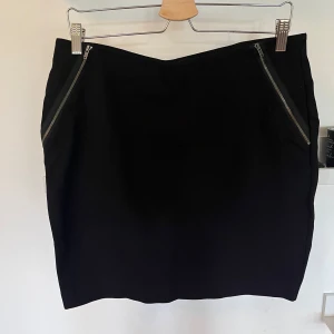 Kjol  - Kjol med resår i midjan. Fint skick. Storlek 44 