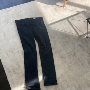 Replay jeans  - Riktigt snygga replay jeans typ aldrig använt köpte dessa jeans för 1799 riktigt sköna och snygga jag är 180 och storleken passar perfekt 