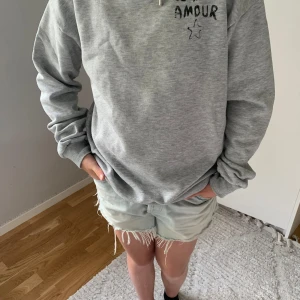 Gina tröja - Säljer denna assnygga hoodien från gina. Använd ett fåtal gånger. *TRYCK INTE PÅ ”köp nu”* Pris kan diskuteras.