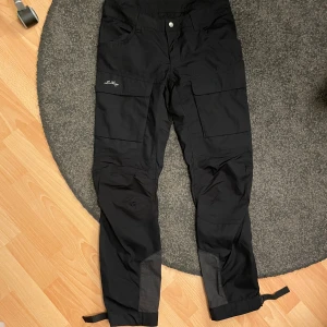 Lundhags Friluftsbyxor  - Friluftsbyxor i modell Traverse 2 från Lundhags. Dammodell i storlek 40. Endast använda 1 gång så i nyskick!💗Nypris runt 1300kr
