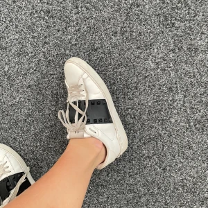 Valentino skor - Säljer dessa då jag ej använder, 1 nit är av men inget som syns. Annars bra skick, köpta från NK i valentino butiken för 11 månader sen 