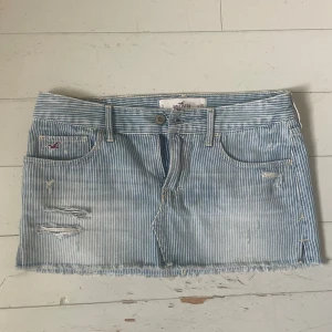 Jeanskjol  - Lågmidjad jeanskjol i bra skick!