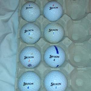 Säljer 8 pack med Srixon bollar som är i helt okej skick i färgen vit. Har spelats med ett par gånger med går fortfarande att spela med