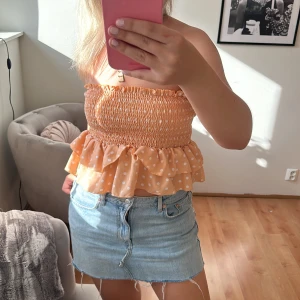 Prickig topp - Orange/vit prickig topp som är så fin men kommer inte till användning🥰