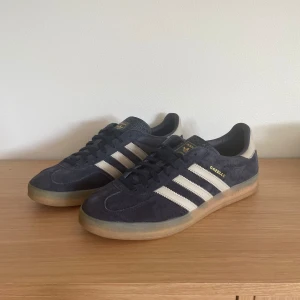 Adidas Gazelle - Säljer nu dessa unika gazelles då de aldrig kommit till användning. De är knappt använda så skicket är nästan som nytt. Storlek 44, 2/3 men passar om du har storlek 44. Skriv om ni har några frågor!