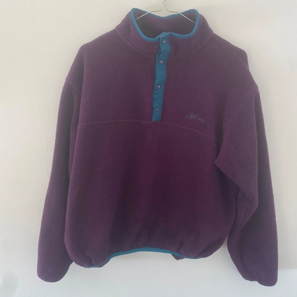 Säljer en L.L Bean fleece i lila, uppskattas till size XS-S. Bra skick, använd men har mycket kvar att ge!. Neuletakit & Villapaidat.