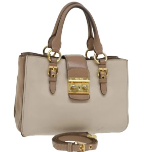 Miu Miu väska - Denna eleganta Miu Miu kommer att passa alla tillfällen! Kommer med en axelrem så väldigt praktisk att använda samtidigt som den är elegant.