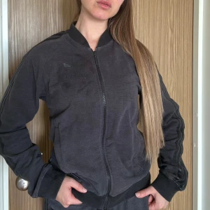 Adidas original tjocktröja - Adidas original dragkedjströja. Köpte den som ett set men ville egentligen ha byxorna bara, säljer därav tröjan. Använt 2-3 gånger. 