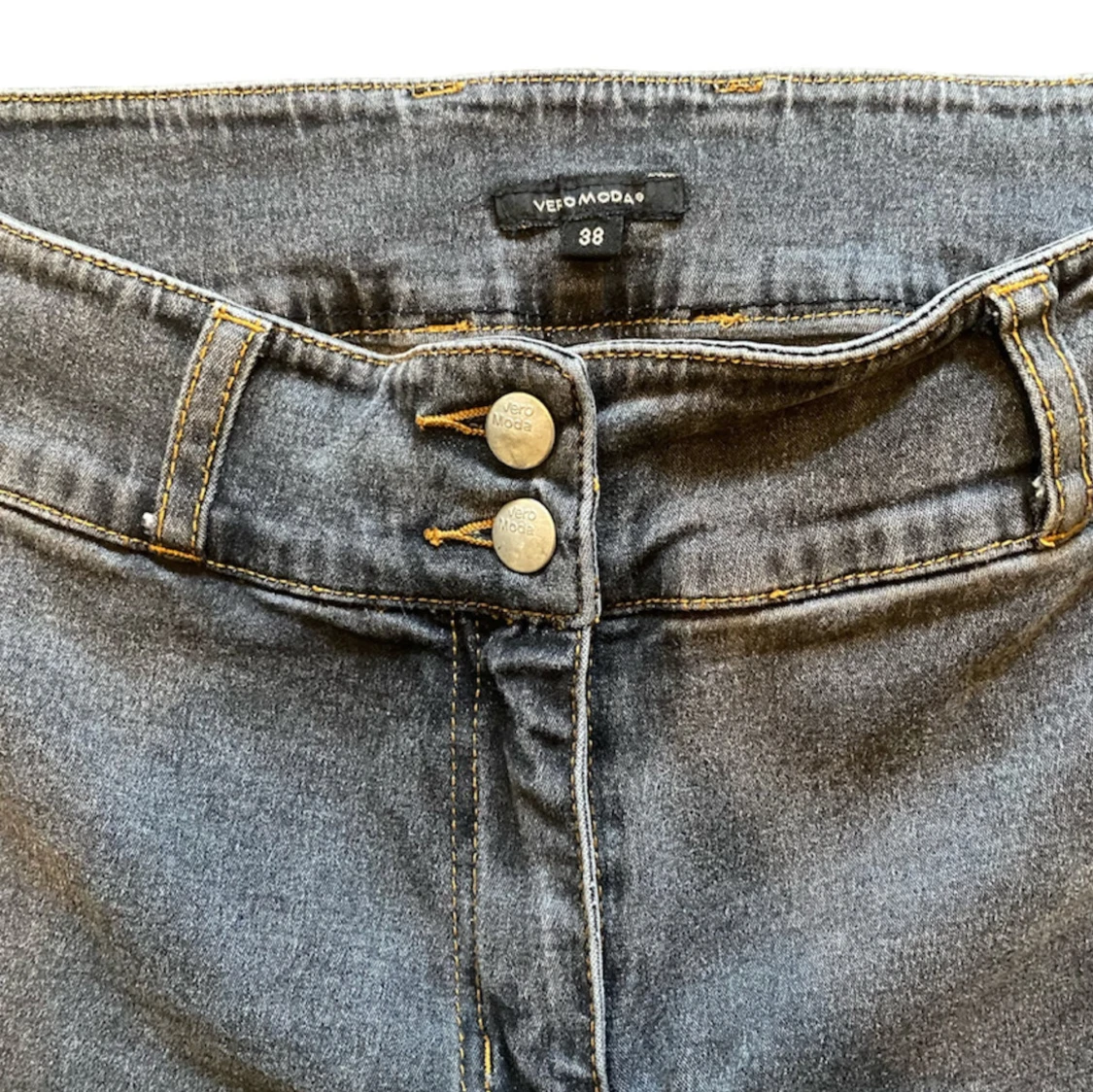 Gråa jeans från Vero Moda - 92