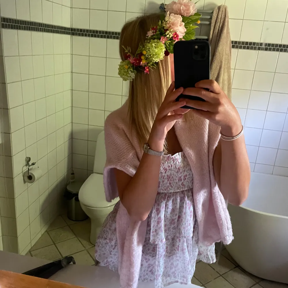super somrig tröja med små blommmöster och volang! storlek 170 men passar xs, S🩷💘 hör av er för fler bilder!. Puserot.