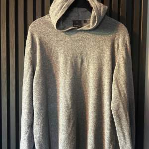 Snålt använd Kashmir hoodie ifrån Oscar Jacobson. Storleken på hoodien är XL men den sitter som en L. Har ni några fler frågor så är det bara att höra av er!Ny pris: 1600kr Mitt pris: 849kr men kan gå ner vid snabb affär😊