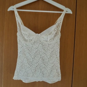 Supersöt vit spetstopp - Gulligt linne i söets med satindetaljer längst  upp💕Den har även bygel och justerbara band! 