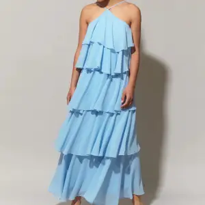 INTRESSEKOLL  Funderar på att sälja min blue frill dress från Gina Tricot🩵använd en enda gång, är helt slutsåld på hemsidan.  Storlek S/36 men passar även mig som ibland har M/38🦋🦋 Kan sälja vid snabb affär och bra bud🥰