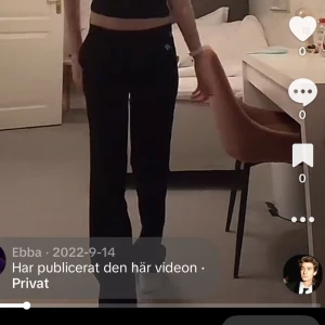 Kostymbyxor - Säljer nu mina svarta lågmidjade kostymbyxor från Nelly. (Lite noppriga men går att ta bort med noppermaskin).😄