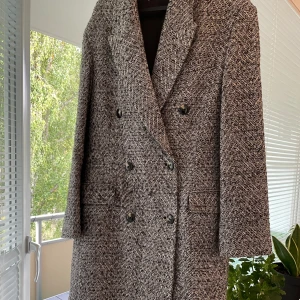 Lång Kappa  - Säljer denna svart vita kappan ifrån Mango den har inte kommit till användning så mycket men jätte fin annars skön håller varm stilig! Ord butik pris 1200kr