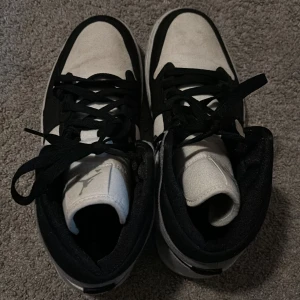 Ett par stiliga jordans i tyg! - Dessa skor är i storlek 41, men rekommenderar att du har runt 39-40 eftersom dom är lite mindre än vad som står. Säljs till sjukt bra pris!!! Pris som de köptes för 1699. Pris som de säljs för 950