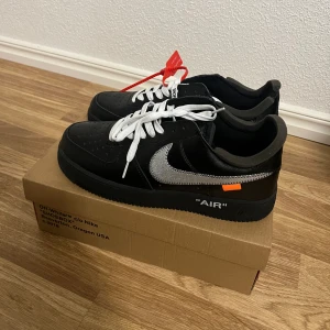 Nike Air Force 1 x Off White - Nike Air Force 1 x Off White skor, aldrig använda, endast testade (OBS: Dessa är replikor) en liten bit på ”gummit” runt skorn har gått av som synes på sista bilden men den lilla biten medföljer så går att limma fast eller annat. Strl: 44/44,5