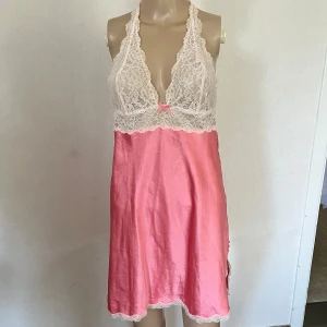 Victorias secret nattlinne sexigt underkläder underklänning spets silke - Noppor och någon mindre fläck på lite mer dolda ställen förekommer, inte testat fläcktvätta. Vet inte material, känns silkigt.