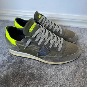Philippe model TRPZ - Tja, säljer dessa sjukt feta Philippe model trainers i modellen TRPZ. Storlek 41-42| skick 10-10 Som ny| pris 1599 vilket inte är hugget i sten! Pris kan diskuteras! Tar byten! Allt gott!// Resellsteals