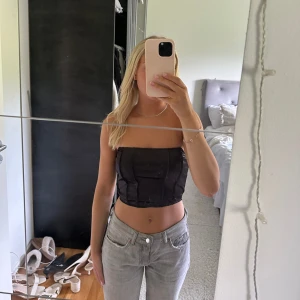 Festtopp - Säljer denna festtopp. Toppen är i satin material och går att ha både med band eller som en bandå topp. Skriv för frågor eller fler bilder:)💞